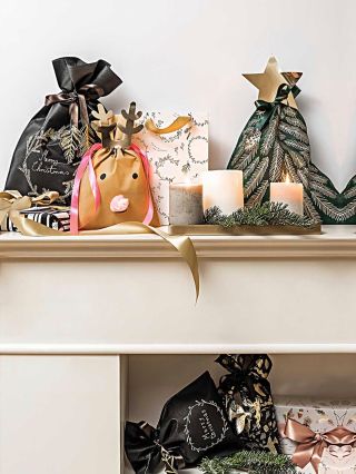 Kdo se těší na naši každoroční klasiku?🥰🤍 Vánoční baličáky a pytlíky, už brzy v prodeji♥️. V Praze jsou již dostupné...