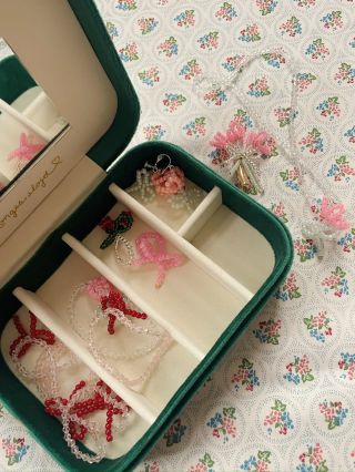 Dánská značka Konges Sjold opět nezklamala. Šperkovnice s těmito šperky má své kouzlo, co myslíte? My jsme si ji naprosto...