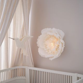 ✨ Květina jako noční světlo do pokojíčku ✨ Naše kompletně ruční práce – od stříhání prvotřídního italského krepového...