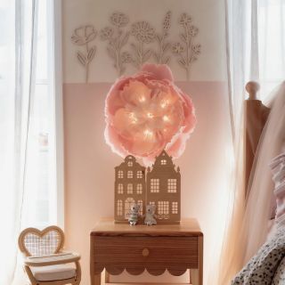 ✨ Květinové světlo v sladce růžové barvě je náš master piece🤩. Skvěle rozzáří dětský pokojíček, čtenářský koutek i...